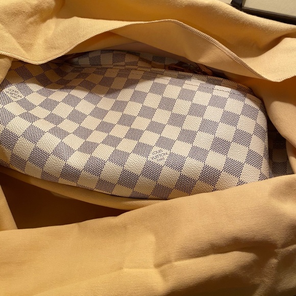 Louis Vuitton - Picture 1 of 2